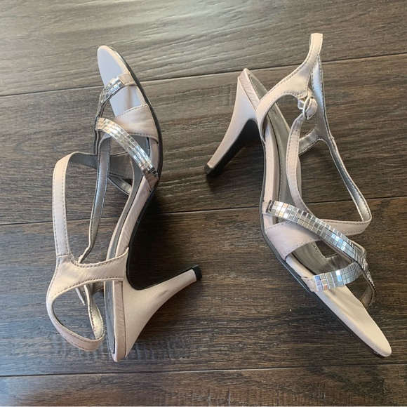 Cause & Effect Size 6.5 Silver 3 Inch Heels - Picture 7 of 13
